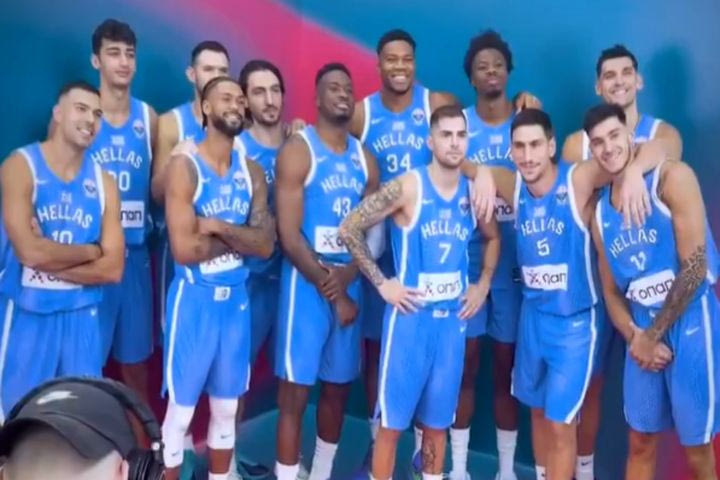 EuroBasket 2025: Πειράγματα και τεράστια χαμόγελα των διεθνών στην φωτογράφιση της ομάδας