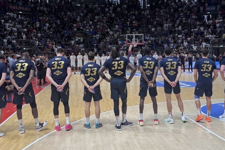 Η όμορφη κίνηση των παικτών της Ιταλίας για τον Ακίλε Πολονάρα στο φιλικό με την Αργεντινή