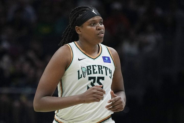 WNBA: Τζόουνς και Στίουαρτ υπέγραψαν τη νίκη για τη Νέα Υόρκη, το Λας Βέγκας πέρασε από το Σικάγο σε ιστορική βραδιά της Ρις