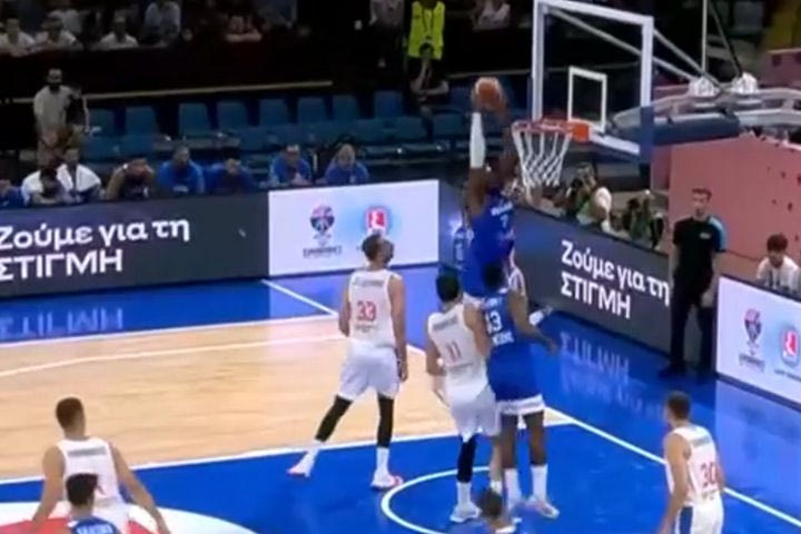Ο Θανάσης είδε την κίνηση του Κώστα Αντετοκούνμπο και τα δύο αδέλφια συνεργάστηκαν για το ελληνικό καλάθι