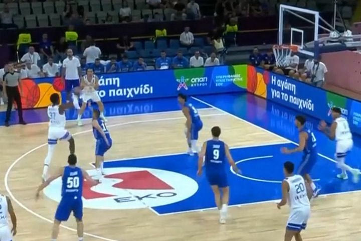 Εντυπωσιακή no look ασίστ του Κώστα Αντετοκούνμπο στον Παναγιώτη Καλαϊτζάκη