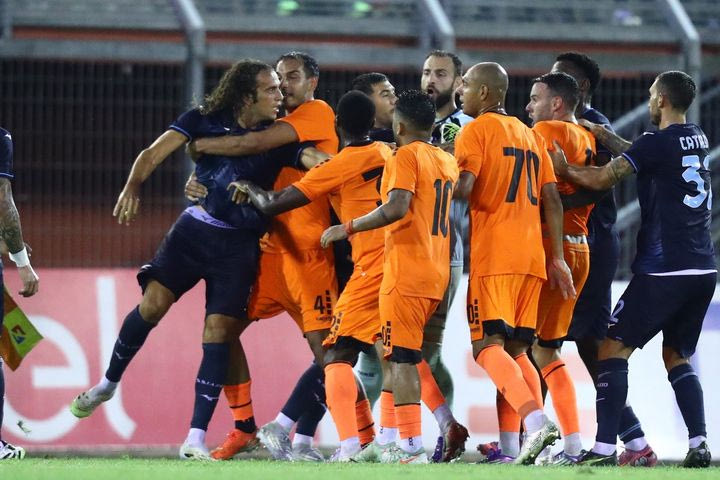 Απίστευτες εικόνες στο Λάτσιο – Ατρόμητος: Αποβολές, διακοπή, αποχώρηση των ομάδων και άγρια σύρραξη στη φυσούνα