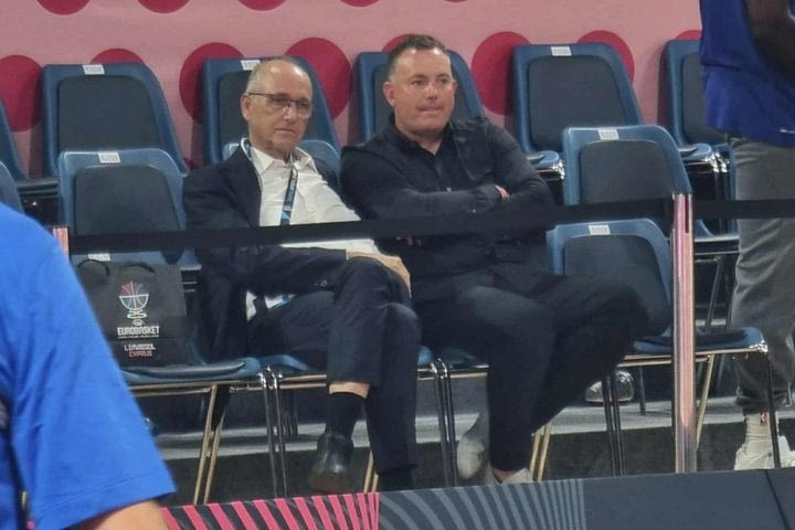 EuroBasket 2025, Ελλάδα – Ιταλία: Ο Βαγγέλης Λιόλιος μαζί με τον GM των Μπακς, Τζον Χορστ, στο “Σπύρος Κυπριανού”