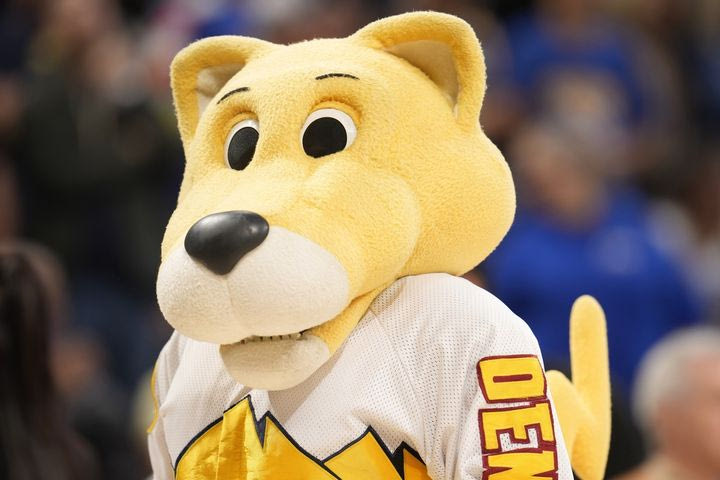 NBA: Οι Ντένβερ Νάγκετς απέλυσαν τη μασκότ τους και εκείνη τους μήνυσε