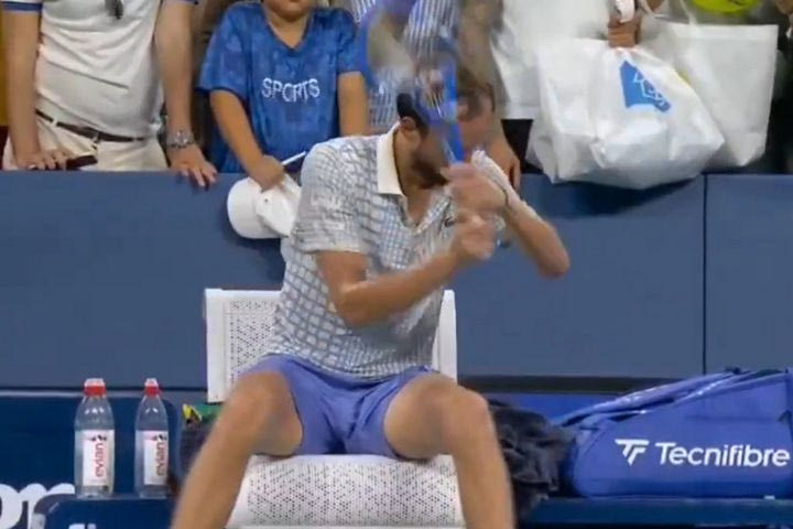 US Open: Έξαλλος ο Μεντβέντεφ, χτύπησε τη ρακέτα πάνω από 20 φορές στον πάγκο μετά τον αποκλεισμό του