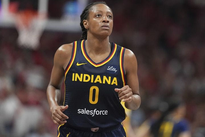 WNBA: Η Κέλσι Μίτσελ σκόραρε 38 πόντους και η Ιντιάνα πέρασε από το Κονέκτικατ