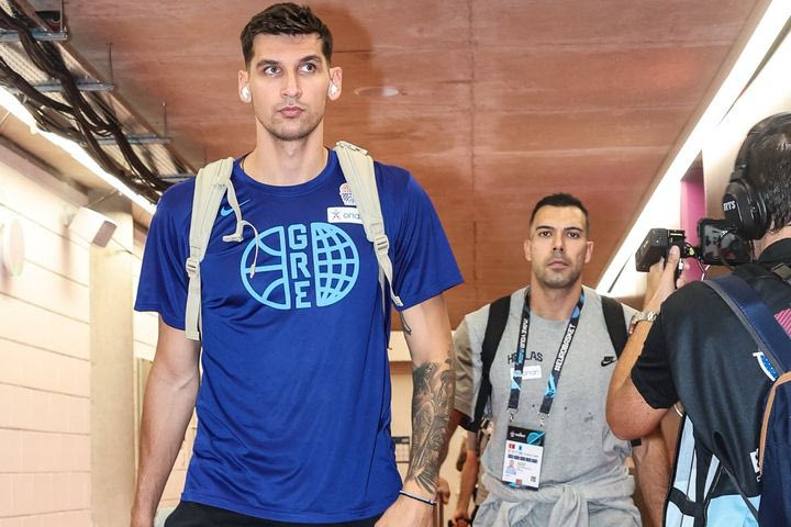 Κύπρος – Ελλάδα: Τα φωτογραφικά “κλικ” από την άφιξη της Εθνικής στο “Σπύρος Κυπριανού”