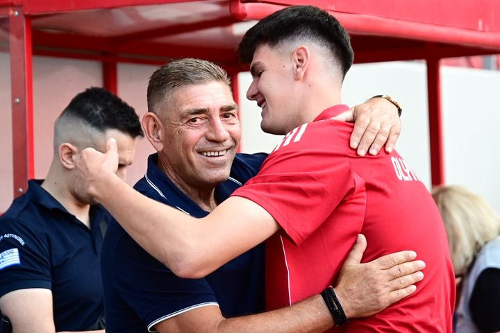 Ολυμπιακός – Αστέρας AKTOR: Η αγκαλιά του Σάββα Παντελίδη με τον Αγγελάκη