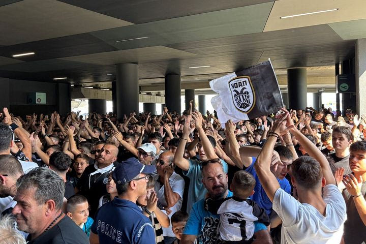 ΠΑΟΚ: Από νωρίς στο αεροδρόμιο “Μακεδονία” για τον Ζαφείρη – Εκατοντάδες φίλοι του Δικεφάλου περιμένουν το νέο μεταγραφικό απόκτημα