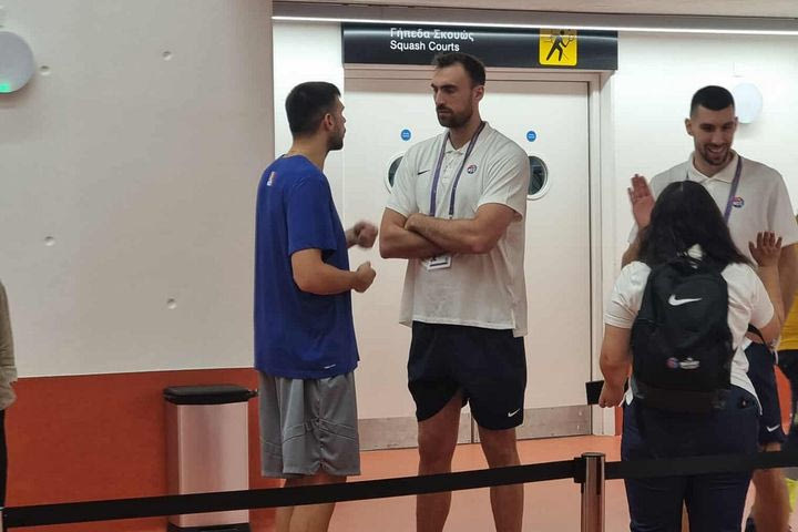 Παπανικολάου και Λαρεντζάκης έκαναν ντου αγάπης στον Μιλουτίνοβ στο Σερβία – Ελλάδα