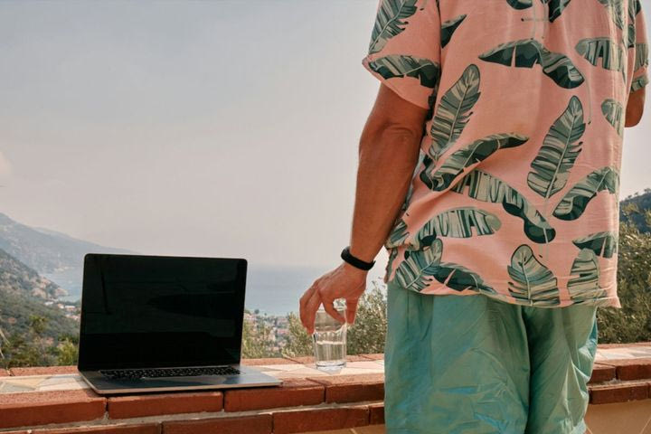 Workation: Ο εξοπλισμός που χρειάζεσαι για να δουλεύεις από το εξοχικό