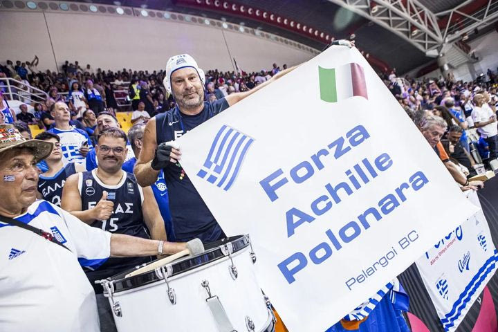 EuroBasket 2025, Ελλάδα – Ιταλία: Υπέροχη κίνηση από τους Έλληνες φιλάθλους με πανό για τον Ακίλε Πολονάρα και σύνθημα με το όνομά του