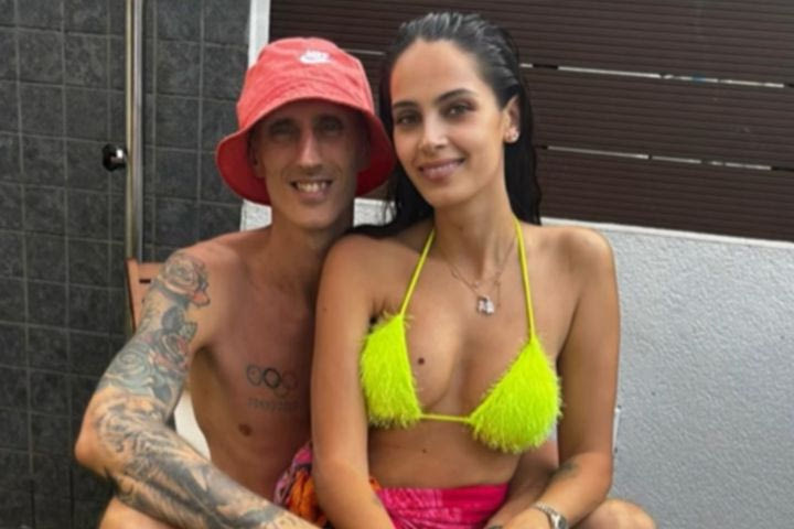 Ο Ακίλε Πολονάρα ολοκλήρωσε τον δεύτερο κύκλο θεραπειών του και ποζάρει χαμογελαστός, αγκαλιά με τη σύζυγό του