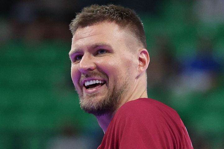 Ο Κρίσταπς Πορζίνγκς στην κάμερα του SPORT24: “Η ατμόσφαιρα των οπαδών στην Ελλάδα είναι απίστευτη, πιθανώς θα ήταν προτεραιότητά μου να παίξω εδώ”