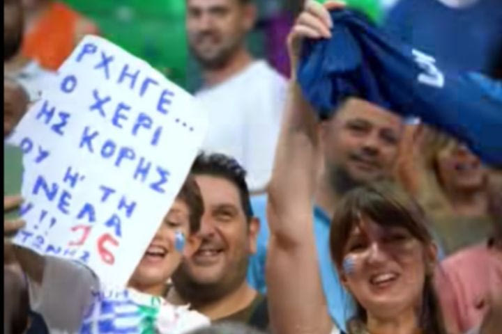 “Αρχηγέ το χέρι της κόρης σου ή τη φανέλα σου”: Τι επέλεξε ο Κώστας Παπανικολάου στο φιλικό της Ελλάδας με την Ιταλία