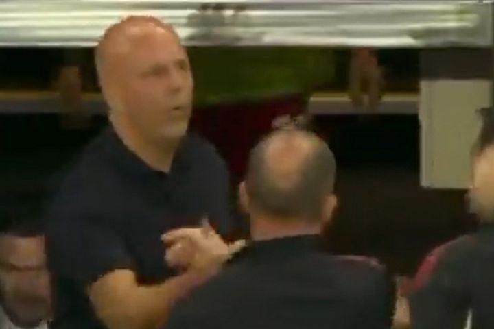 Χαλαρός Σλοτ: Δεν πρόλαβε να βγει από τη φυσούνα για το β’ μέρος κι έχασε το γκολ του Εκιτικέ για το 2-0 της Λίβερπουλ