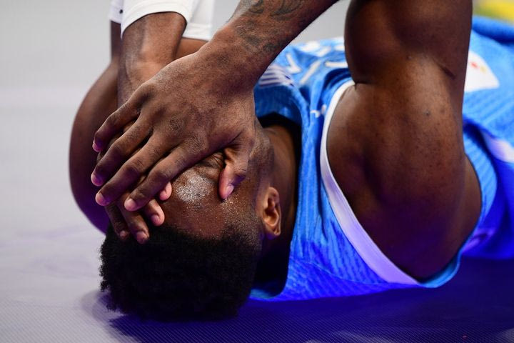 Μάτωσε ο Θανάσης Αντετοκούνμπο μετά από χτύπημα του Κορντινιέ στο πρόσωπο