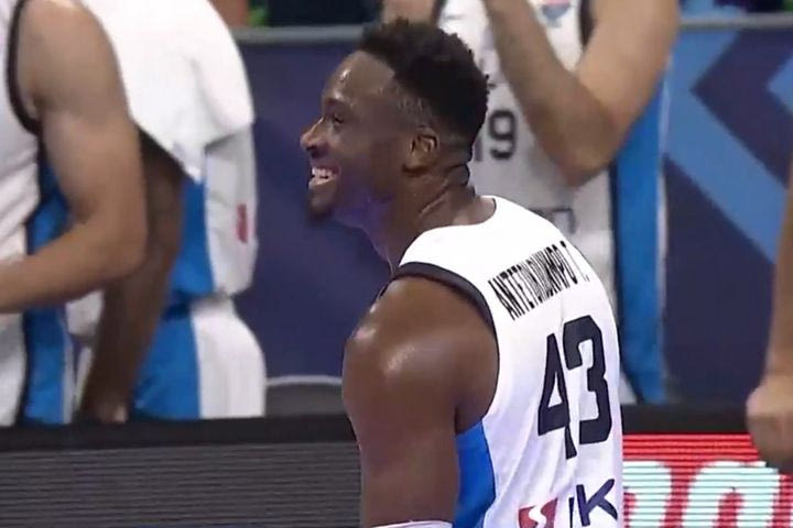 Ο Θανάσης Αντετοκούνμπο νίκησε τον Μπέρτανς και πέτυχε buzzer-beater στην α’ περίοδο