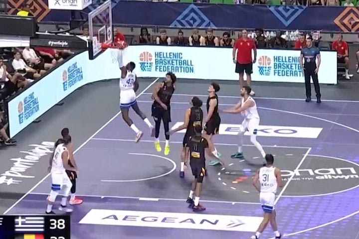 Ελλάδα – Βέλγιο: Ο Θανάσης Αντετοκούνμπο κάρφωσε με δύναμη και έφερε κύμα ενθουσιασμού στο ΟΑΚΑ