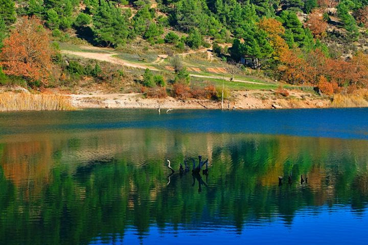Τέσσερις λίμνες στην Ελλάδα για κολύμπι, κανό και χαλάρωση