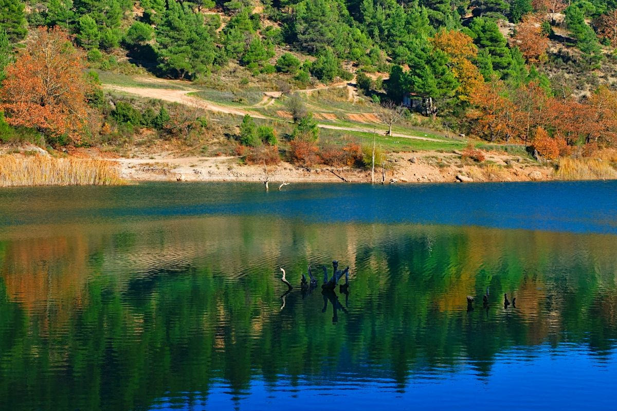 Τέσσερις λίμνες στην Ελλάδα για κολύμπι, κανό και χαλάρωση