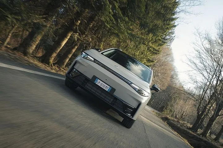 Το εξαιρετικό SUV Leapmotor C10, τώρα με τετρακίνηση, 585 ίππους και μεγάλη μπαταρία- Κάνει 0-100 χλμ/ώρα σε 4,0”