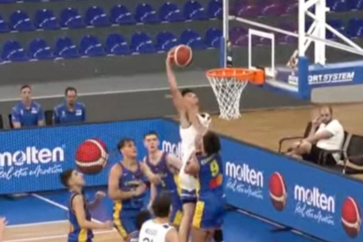 EuroBasket U16: Απίθανο κάρφωμα του Άγγελου Ζούπα στο ματς της Εθνικής Παίδων με τη Ρουμανία