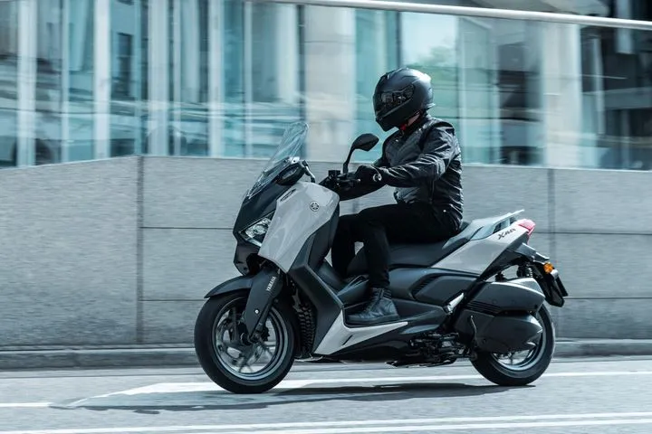 Το Yamaha XMAX 300 Tech MAX με δώρο το πλήρες σετ keyless βαλίτσας αξίας 920 ευρώ