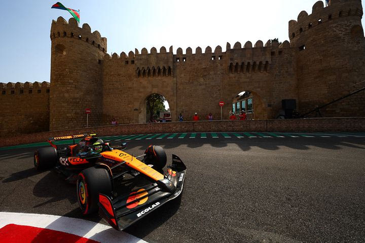 Ο Νόρις ταχύτερος στο 1-2 της McLaren στο FP1 του Μπακού, μετά από πολλαπλές καθυστερήσεις