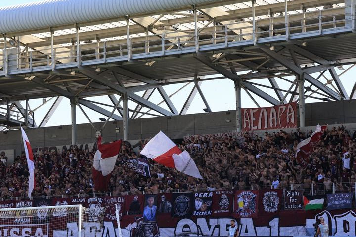 ΑΕΛ Novibet – ΑΕΚ: Οι οπαδοί των δύο ομάδων φώναξαν μαζί σύνθημα για τα Τέμπη