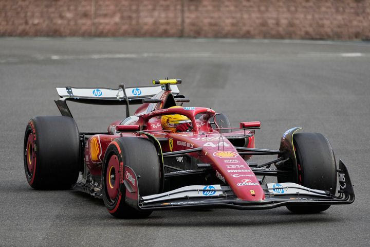 Οι Ferrari στο 1-2 των δεύτερων δοκιμών στο Μπακού, οι McLaren στον τοίχο