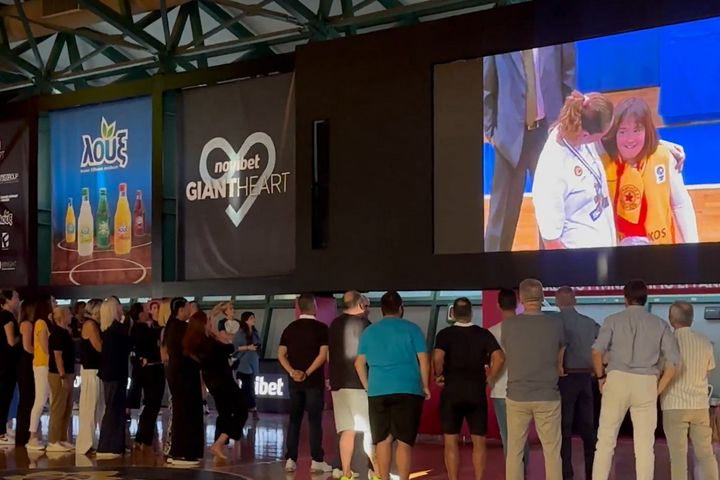 Συγκινητικές στιγμές: Οι αθλήτριες του Αθηναϊκού αγκαλιασμένες έβλεπαν σε video wall το αμίμητο κατόρθωμά τους