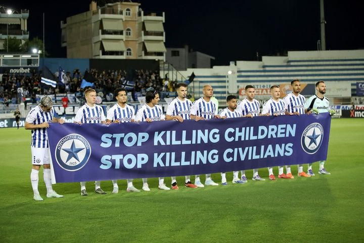Ατρόμητος: “Μην σκοτώνετε παιδιά και πολίτες”, το πανό που κράτησαν οι παίκτες των κυανόλευκων στο ματς με τον Άρη