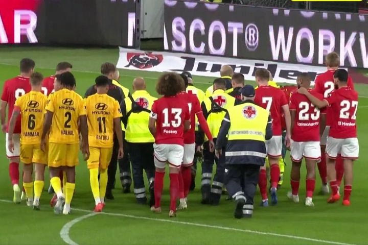 Παίκτης της Σταντάρ Λιέγης χτύπησε σοβαρά σε εναέρια σύγκρουση, τον συνόδευσαν οι ποδοσφαιριστές και των δύο ομάδων μαζί με το φορείο