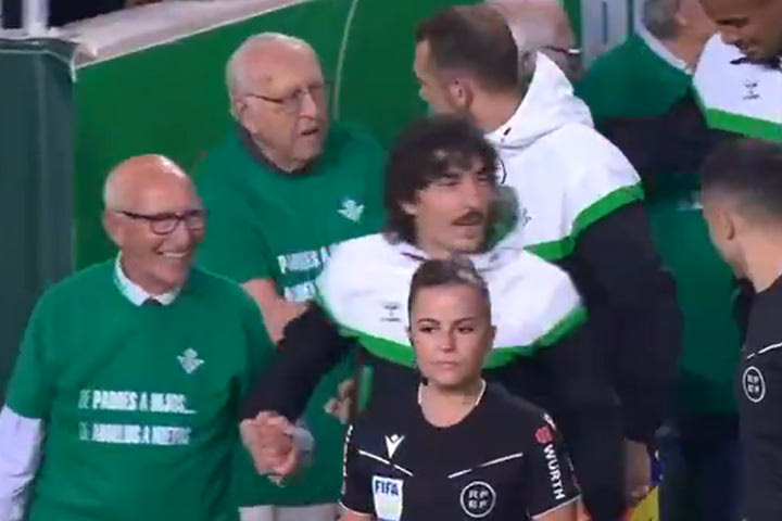 Η Μπέτις τίμησε τους βετεράνους της εξέδρας: Οι παίκτες μπήκαν στο γήπεδο με τους γηραιότερους κατόχους διαρκείας