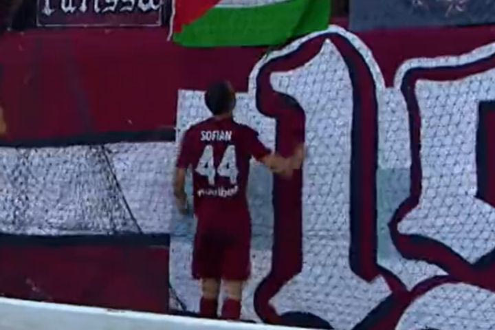 ΑΕΛ Novibet: Ο Τσακλά έδωσε φιλί στη σημαία της Παλαιστίνης μετά το γκολ που πέτυχε κόντρα στην ΑΕΚ