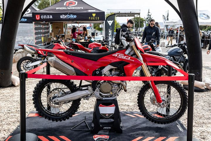 Η Ducati στο 4ο Adventure Meeting με πρωταγωνίστρια τη Desmo450 MX