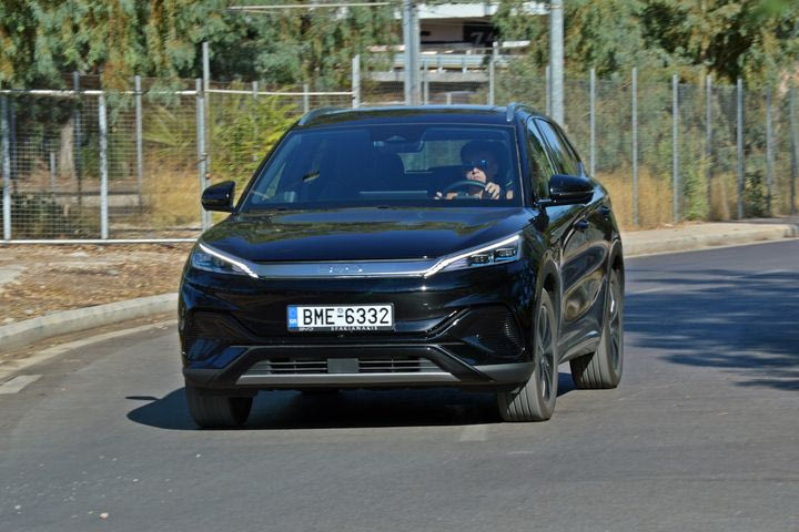 Δοκιμάζουμε το ανανεωμένο Atto 3 το ευρύχωρο SUV που κουβαλάει τη σημαία της BYD και την κρατάει ψηλά