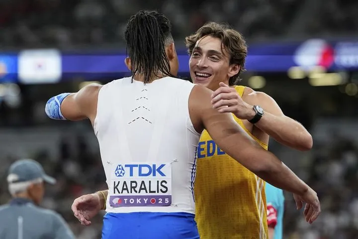 Παράνοια μετά από το παγκόσμιο ρεκόρ: Η αγκαλιά του Καραλή με τον Ντουπλάντις