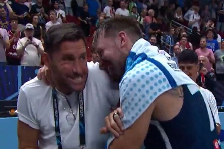 EuroBasket 2025: Τρομερό σκηνικό με Ρούντι να μην αντέχει την ιδρωμένη αγκαλιά του Ντόντσιτς