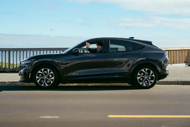 Το αμιγώς ηλεκτρικό SUV Ford Mustang Mach-E συνεχίζει ακάθεκτο ύστερα από 406.000 χιλιόμετρα- με τα ίδια τακάκια!