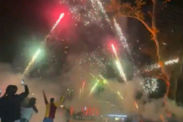 Λίβερπουλ: Οπαδοί της Γαλατασαράι έκαναν τη νύχτα ημέρα έξω από το ξενοδοχείο της ομάδας τα ξημερώματα της Τρίτης