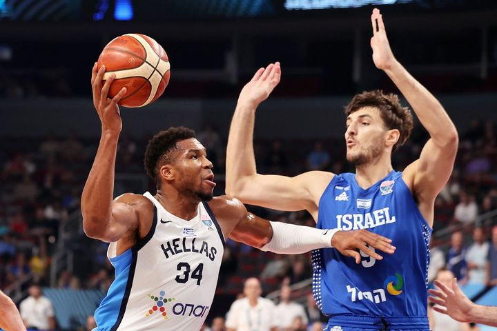 Ελλάδα – Ισραήλ: Η FIBA υποκλίθηκε στον Γιάννη με απίθανο post για το τρομερό καλάθι του