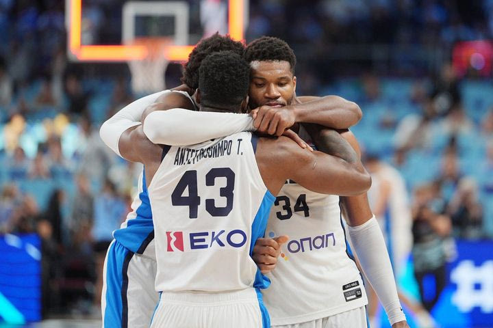 EuroBasket 2025: Η αγκαλιά των αδερφών Αντετοκούνμπο μετά την κατάκτηση του πρώτου τους μεταλλίου με την Ελλάδα