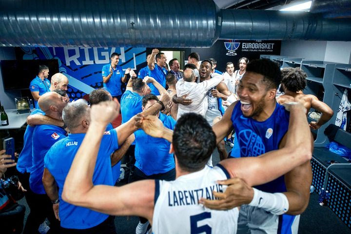 Τρελοί πανηγυρισμοί και μπουγέλο στα αποδυτήρια: Ένα κουβάρι οι παίκτες της Εθνικής μαζί με τον πρόεδρο της ΕΟΚ, Βαγγέλη Λιόλιο