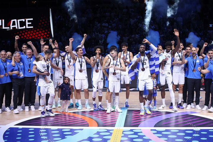EuroBasket 2025: Η στιγμή της απονομής του χάλκινου μεταλλίου στην Ελλάδα