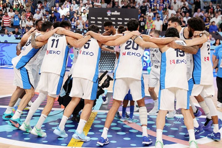 EuroBasket 2025: Ο χορός των Ελλήνων διεθνών στο κέντρο του γηπέδου για την κατάκτηση του χάλκινου μεταλλίου