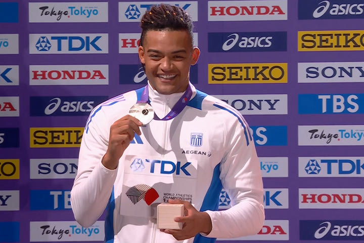 Εμμανουήλ Καραλής: Η στιγμή της απονομής του ασημένιου μεταλλίου στο Παγκόσμιο Πρωτάθλημα Στίβου