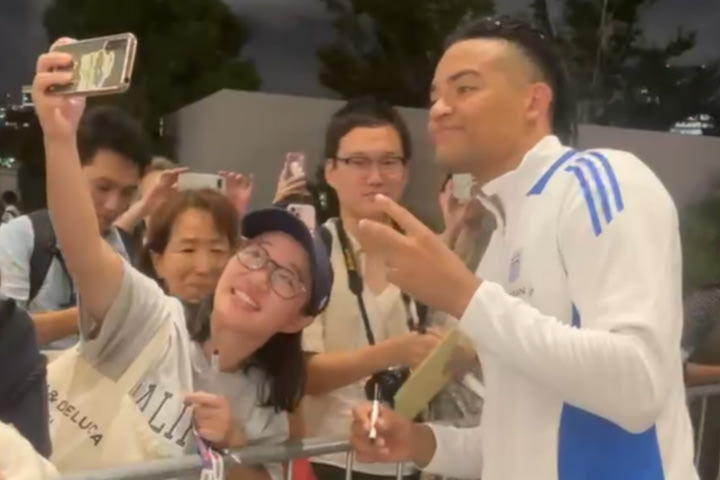 Εμμανουήλ Καραλής: Ιαπωνική τρέλα για τον Μανόλο, τον περίμεναν για αυτόγραφο μετά την απονομή στο Παγκόσμιο Πρωτάθλημα Στίβου