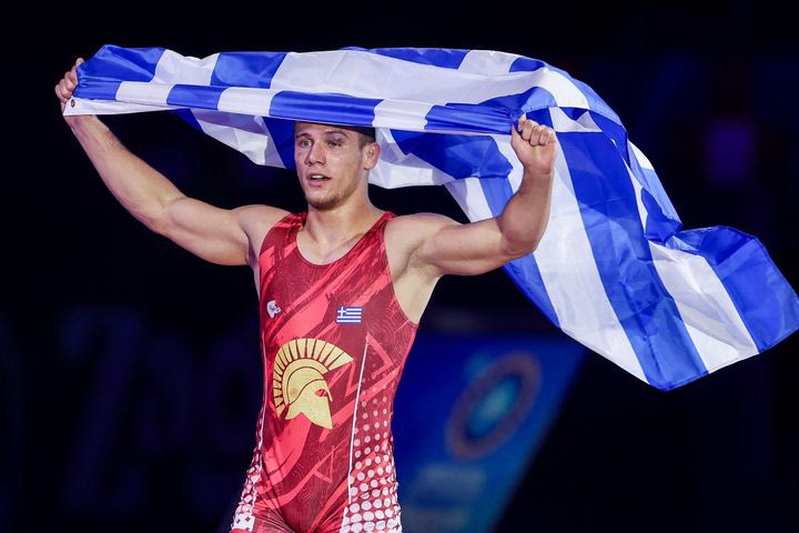 Η Ελλάδα του Γιάννη, του “Μανόλο”, της “φτωχομάνας πάλης” και του… ΟΠΕΚΕΠΕ